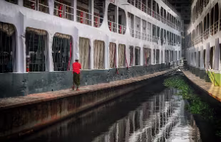 A Walk Between Elsewheres